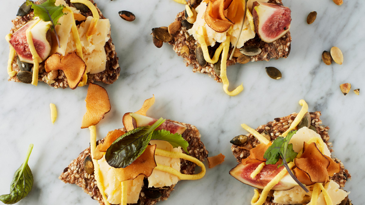 Vällagrad Prästost med fikon och citroncrème på fröknäcke.