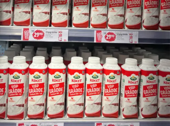 Arla köket vispgrädde på butikshylla