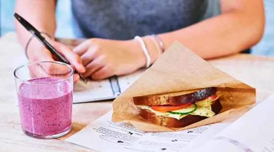 Frukostmacka med smoothie