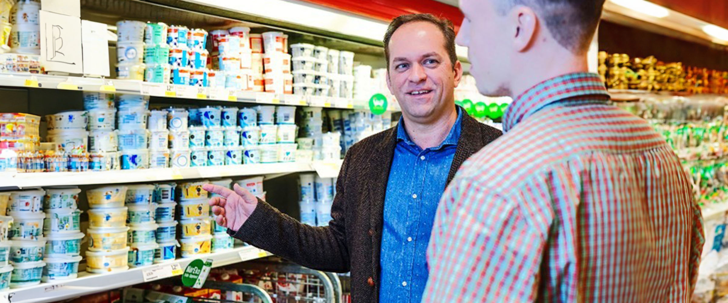 Peter Falck, space manager på Arla, i butik med en medarbetare