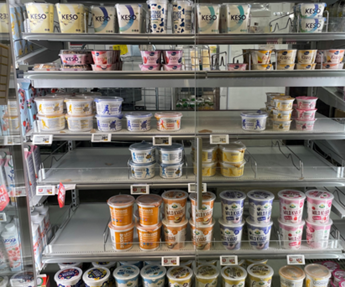 Peter Falck, Space Manager på Arla, i butik med medarbetare