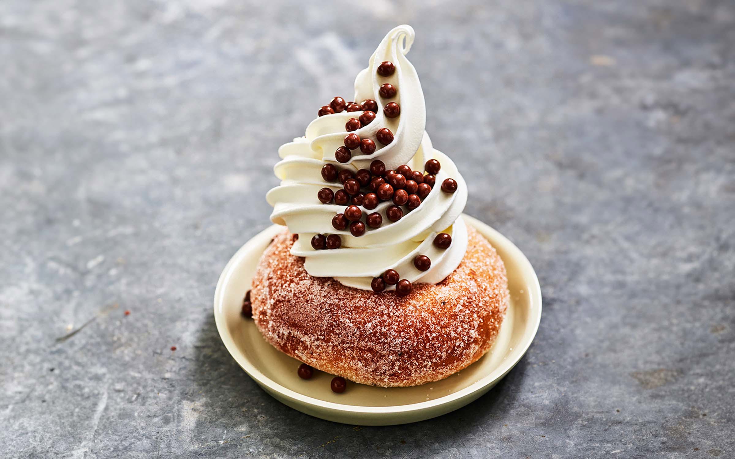 Donut toppad med mjukglass