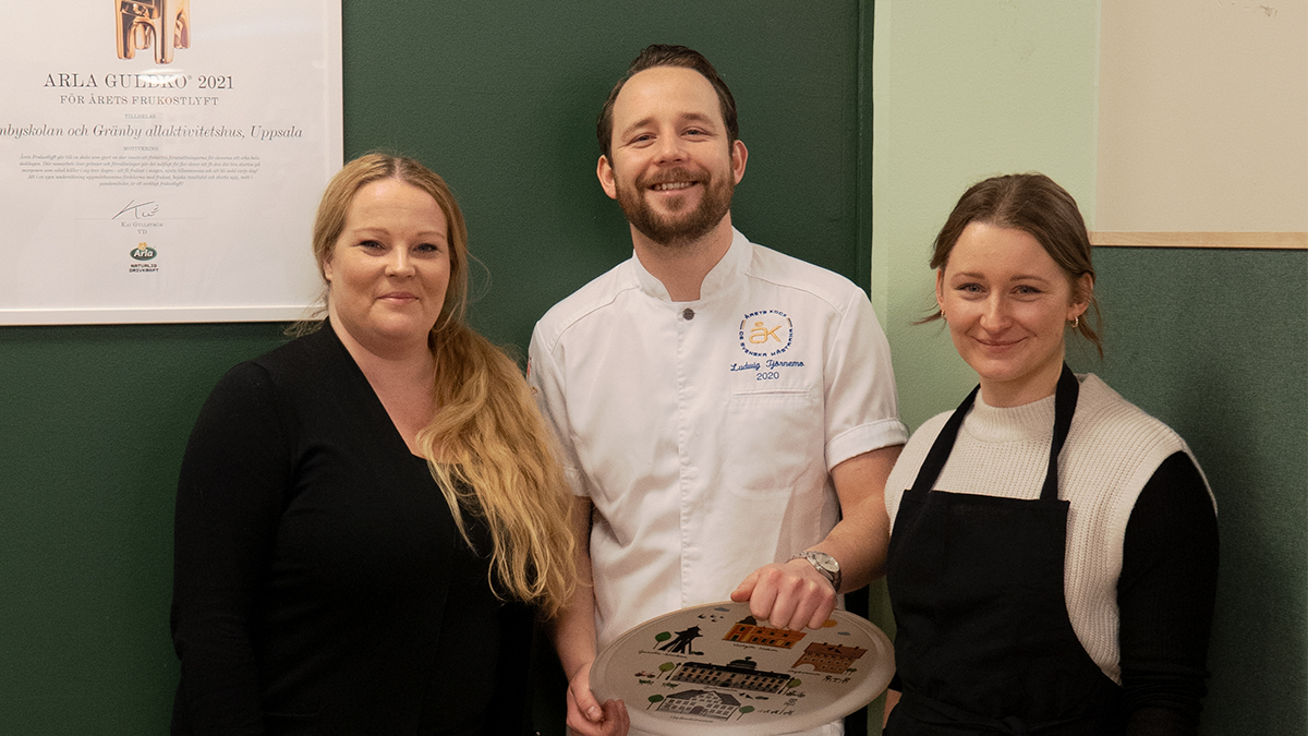 Årets kock Ludvig och två glada kvinnor som vunnit Guldkon