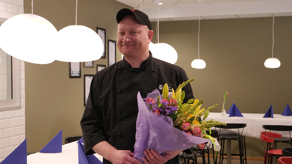 Glad Mattias med blombukett