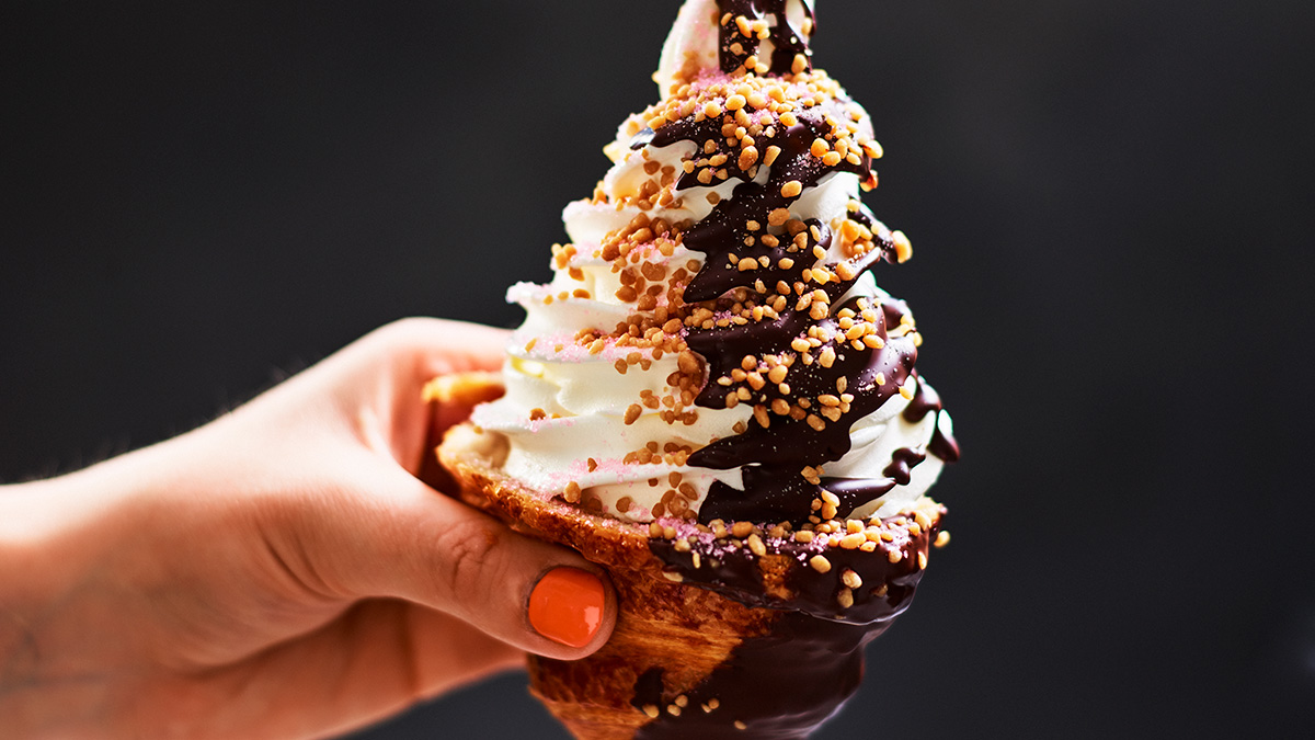 Mjukglass serverad i croissant 