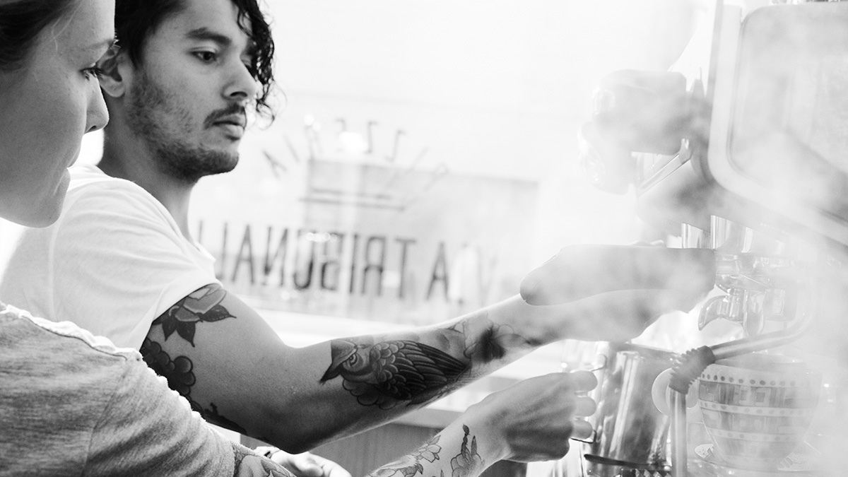 Kockar vid kaffemaskin