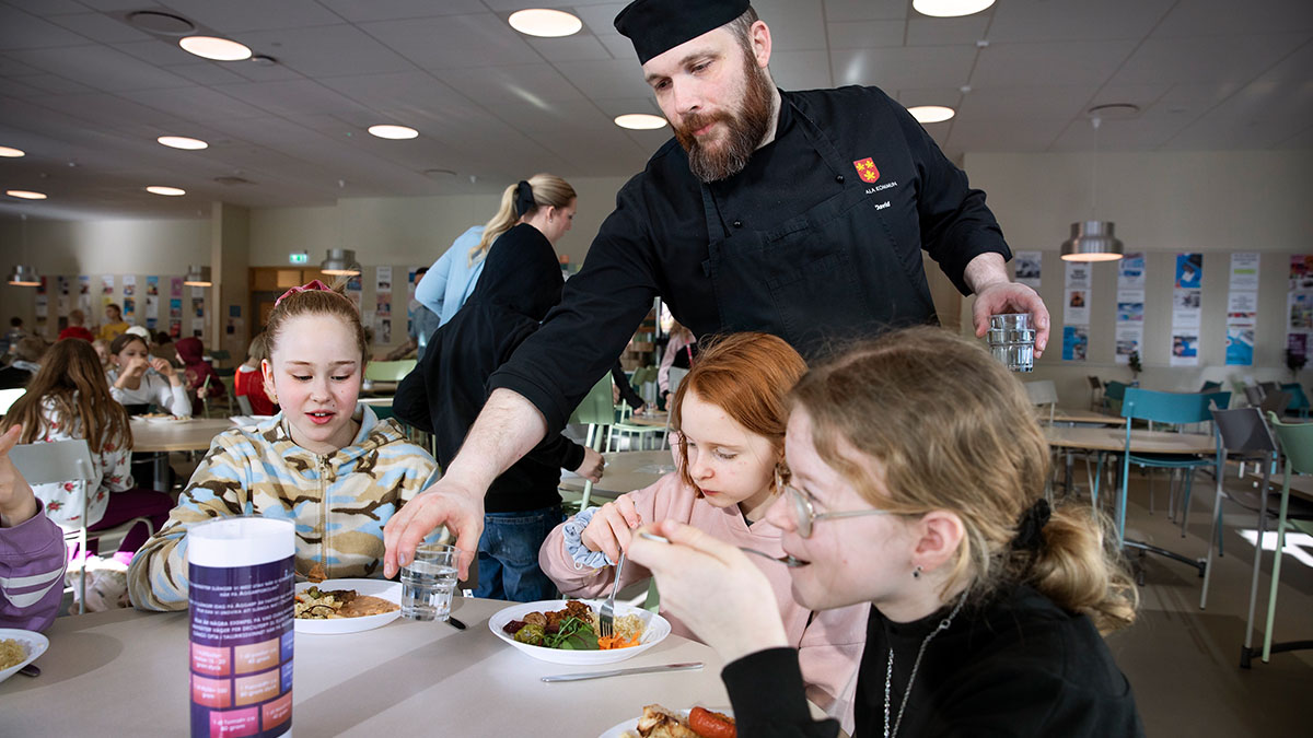 David Gustavsson, förste kock, tillsammans med elever på skolan. Fotograf: Emil Malmborg