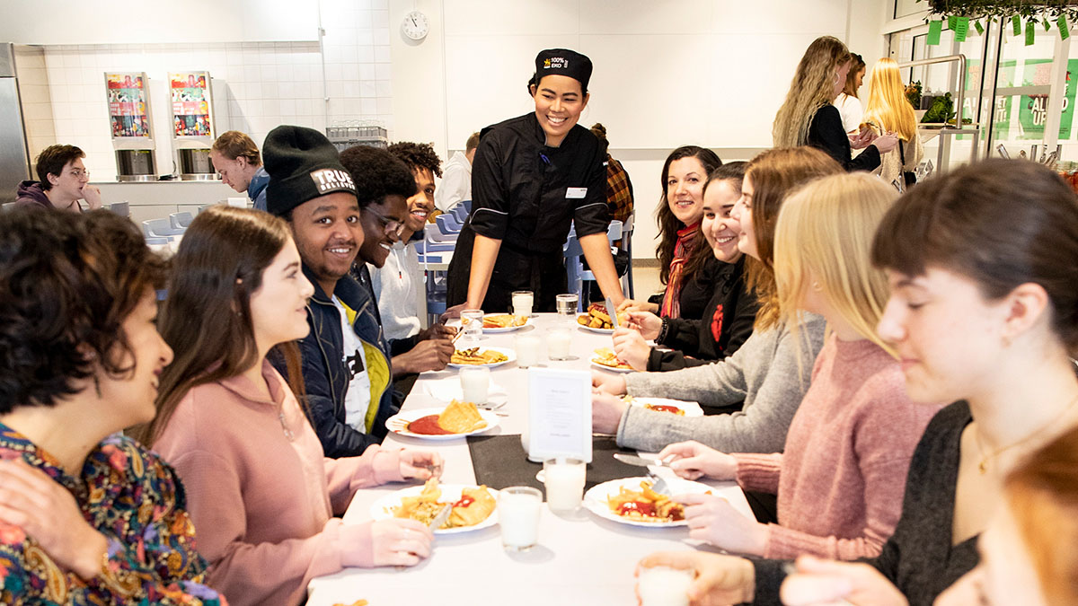 Patti Uddén, kökschef på Katedralskolan med hungriga gymnasieelever. Fotograf: Mikael Wallerstedt