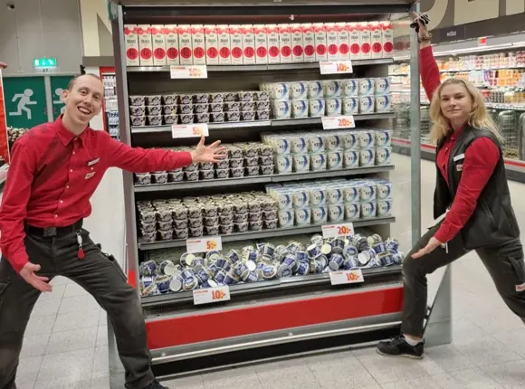 Fredrik Andersson och Jonna Sillerström på Maxi ICA Östersund. Jonna sköter gaveln och ser till att klippen från Arla hamnar där på ett snyggt sätt. 