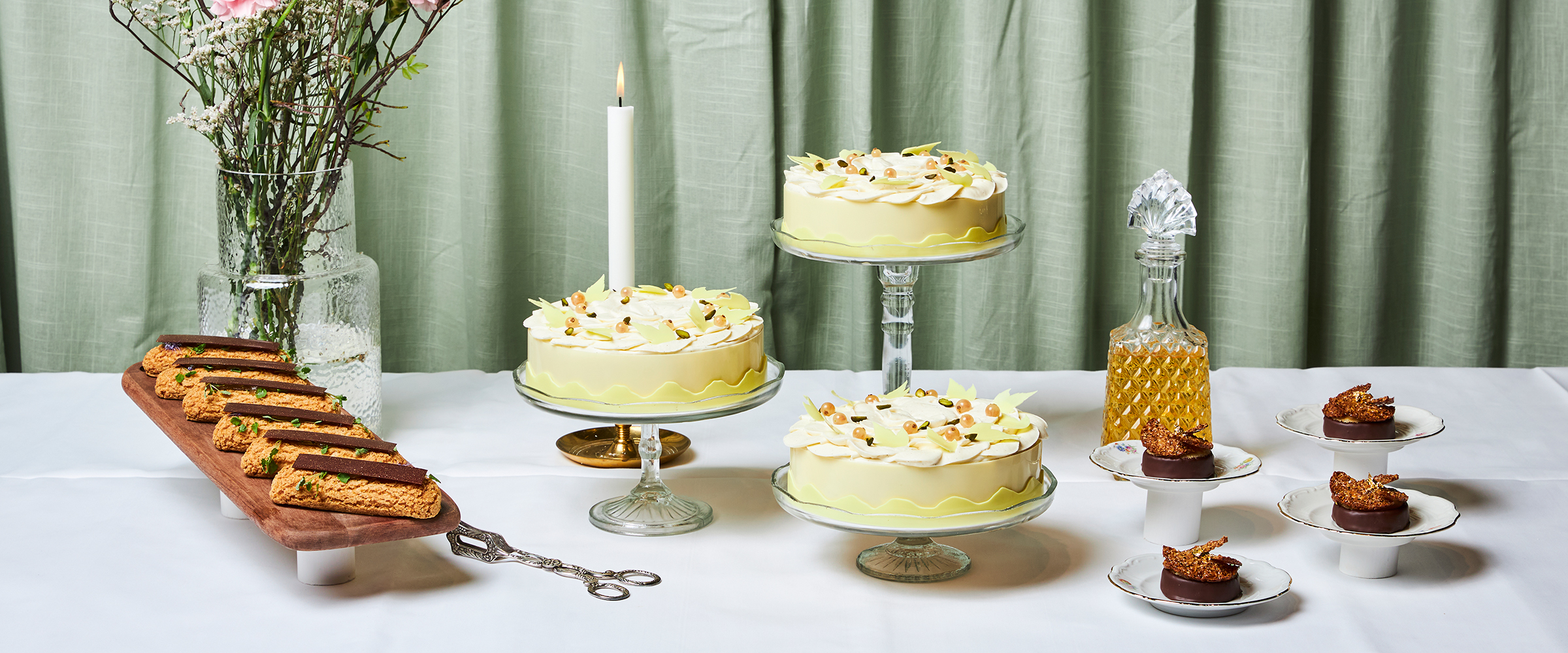 Tårtor på ett bord