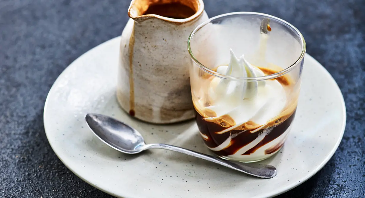 Affogato är en perfekt avslutning på en middag. Normalt hälls espresso över en kula vaniljglass. Men varför inte prova med mjukglass. Gästerna kommer att älska denna nya mjuka stil av affogato.