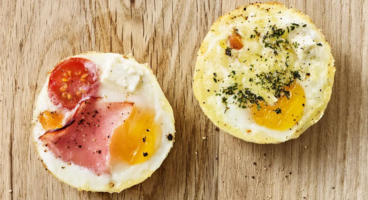 Ägg innehåller både protein, fett och vitamin D och är bland det nyttigaste man kan äta. Ett superenkelt tillagninssätt är att baka dem i ugnen.