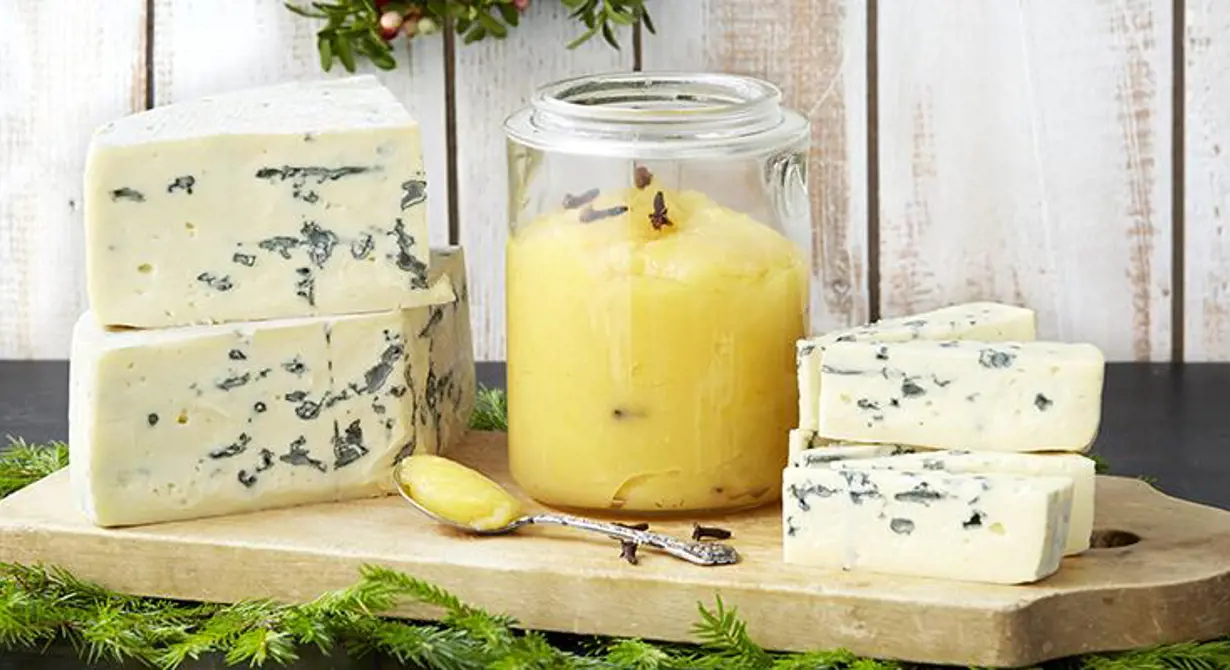Juliga smaker i en len curd som ett annorlunda tillbehör till osten.