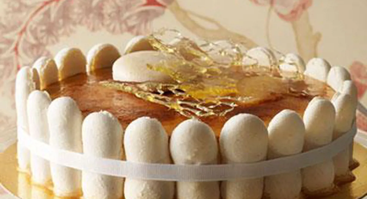 Macarons istället för fingerkex, en klassisk bavaroise i mitten och på toppen en crème brûlée.