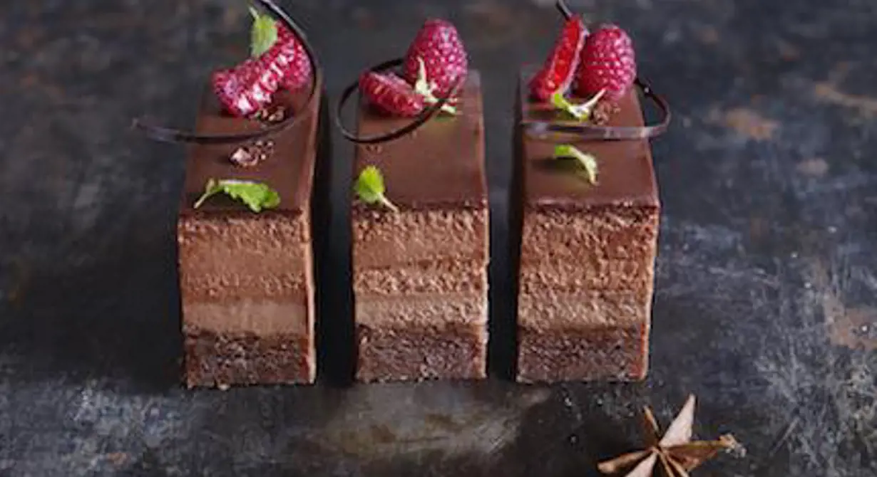 Fyra olika texturer av choklad bildar ett vackert, smakrikt mönster i den här underbara desserten. Stjärnanis och lönnsirap ger chokladen en spännande smakbrytning.