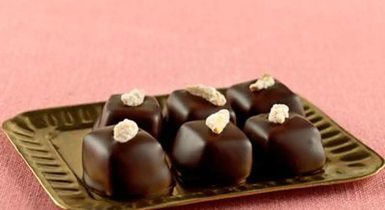 Fin liten småkaka som doppas i choklad och toppas med mandel. Lite lyxigare variant av den klassiska bondkakan.