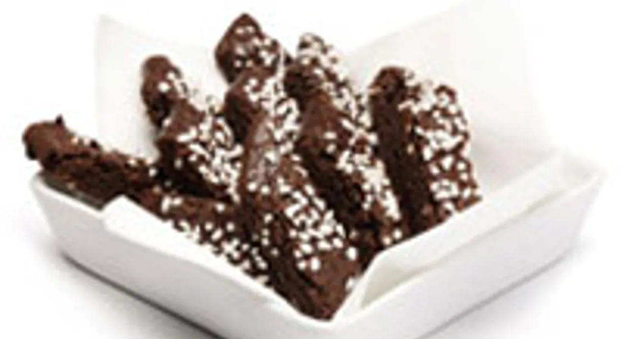 Härligt spröda chokladkakor toppade med pärlsocker och crunchy kakaonibs.