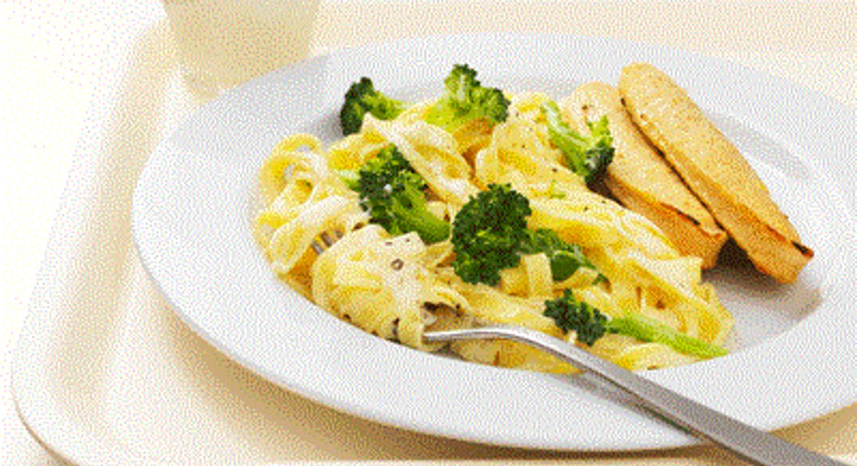 Få barnen att äta mer broccoli genom att blanda ner den i en krämig pasta.