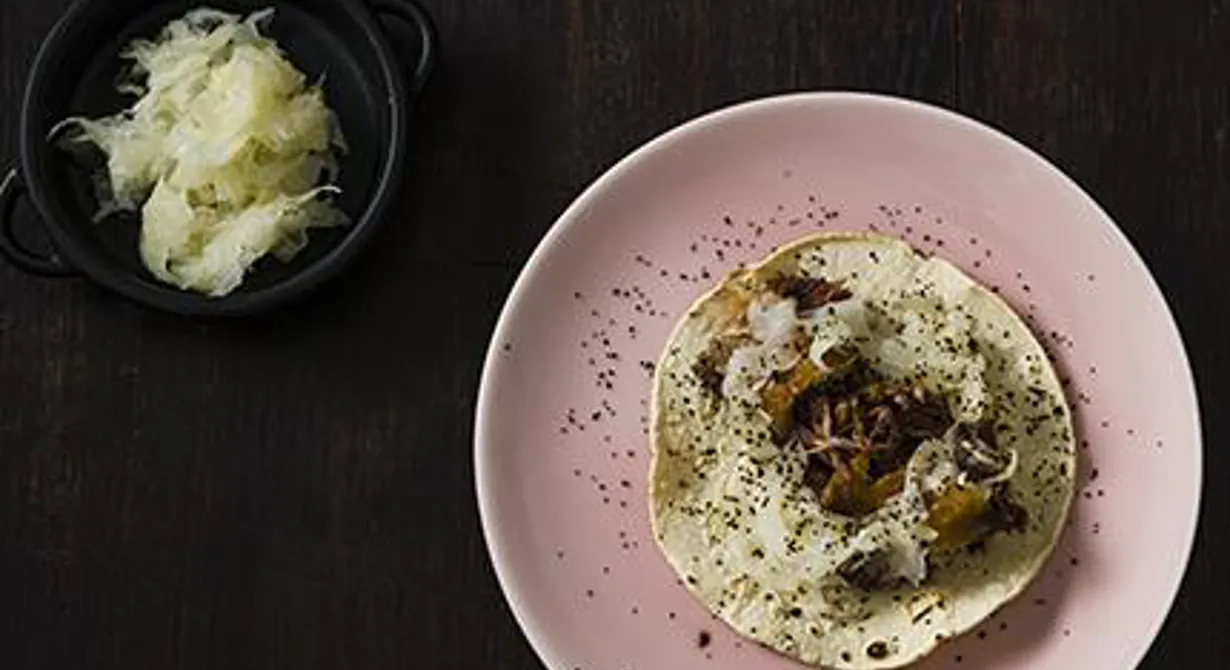 Mört, trådigt lammkött ihop med picklad fänkål och lakrits ger en modern mexikansk tacoupplevelse. Fänkålen förstärker lakritssmaken.