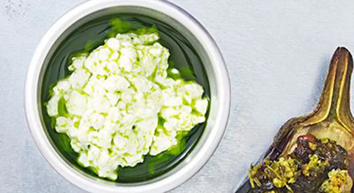 Smakfullt grönt tillbehör med dillolja och cottage cheese. Servera den spräckt, då behåller oljan sin fina mörkgröna färg. Om den rörs ihop blir färgen ljusgrön. 