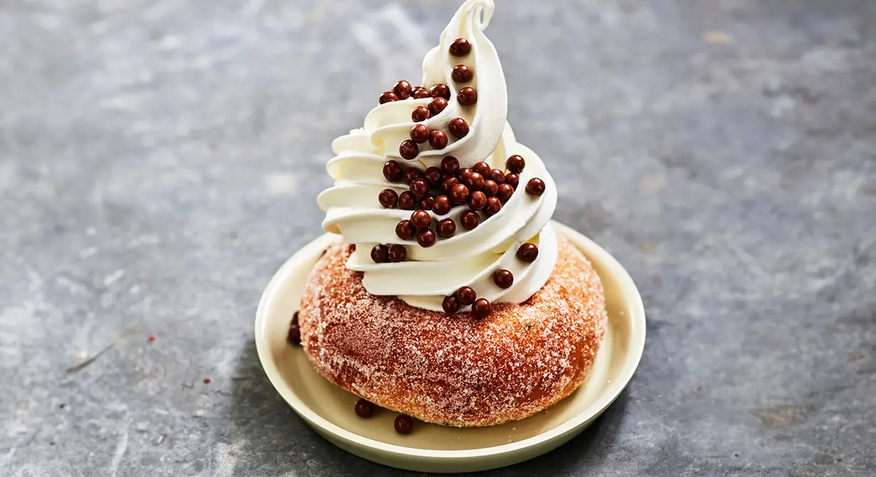 Att toppa en donut med mjukglass är en fenomenal idé. Toppa med daimkulor eller annat populärt strössel och lägg upp denna på er dessert- eller glassmeny. Gästerna kommer att älska det!