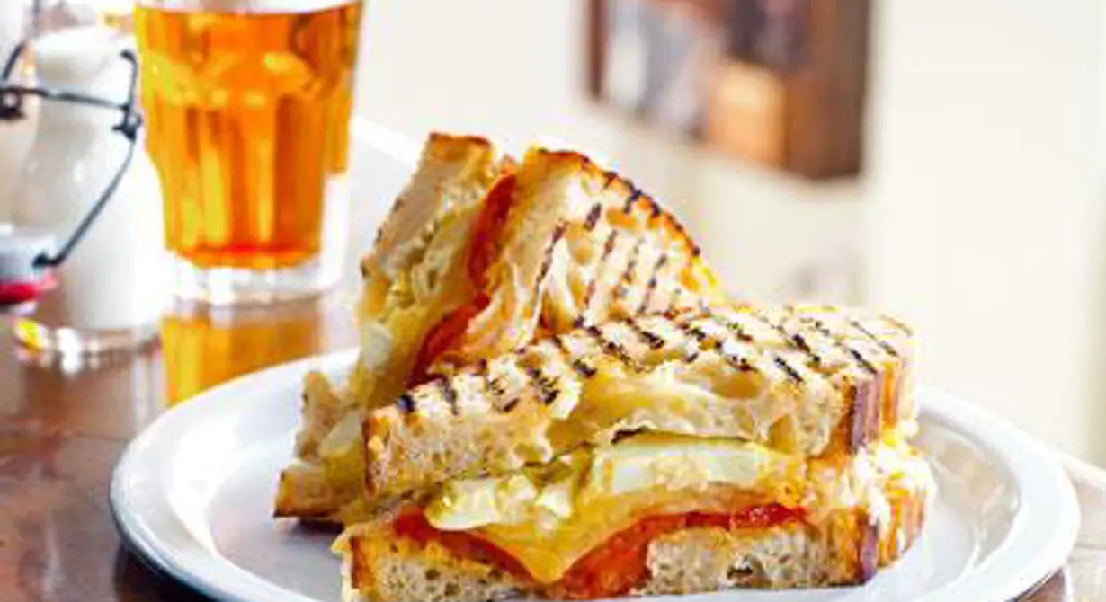 Grillad smörgås med smakrika tomater långsamt bakade i ugn. Med de saftiga kronärtskockorna och den varma osten får det frasiga brödet en spännande smak.