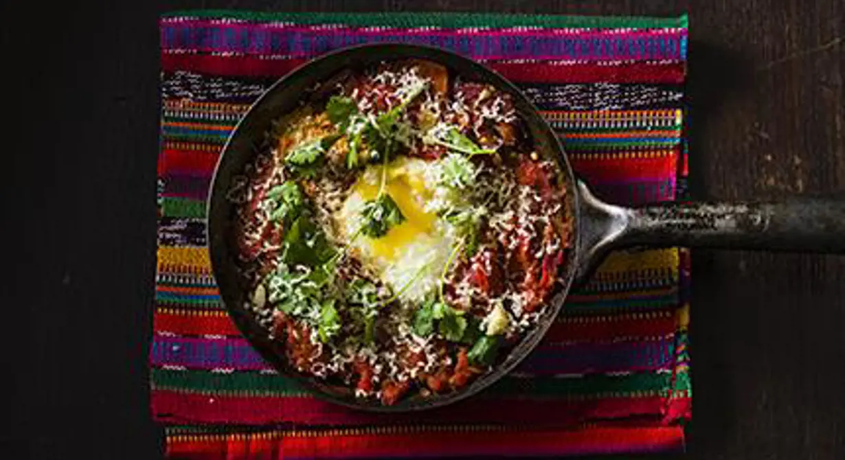Rustik mexikansk äggrätt med mustig tomatsmak, rostad, söt paprika och het chili. Namnet betyder ”ranchägarens ägg”. Den goda röran äts med tortilla­bröd överallt i Mexiko, främst till frukost och brunch.
