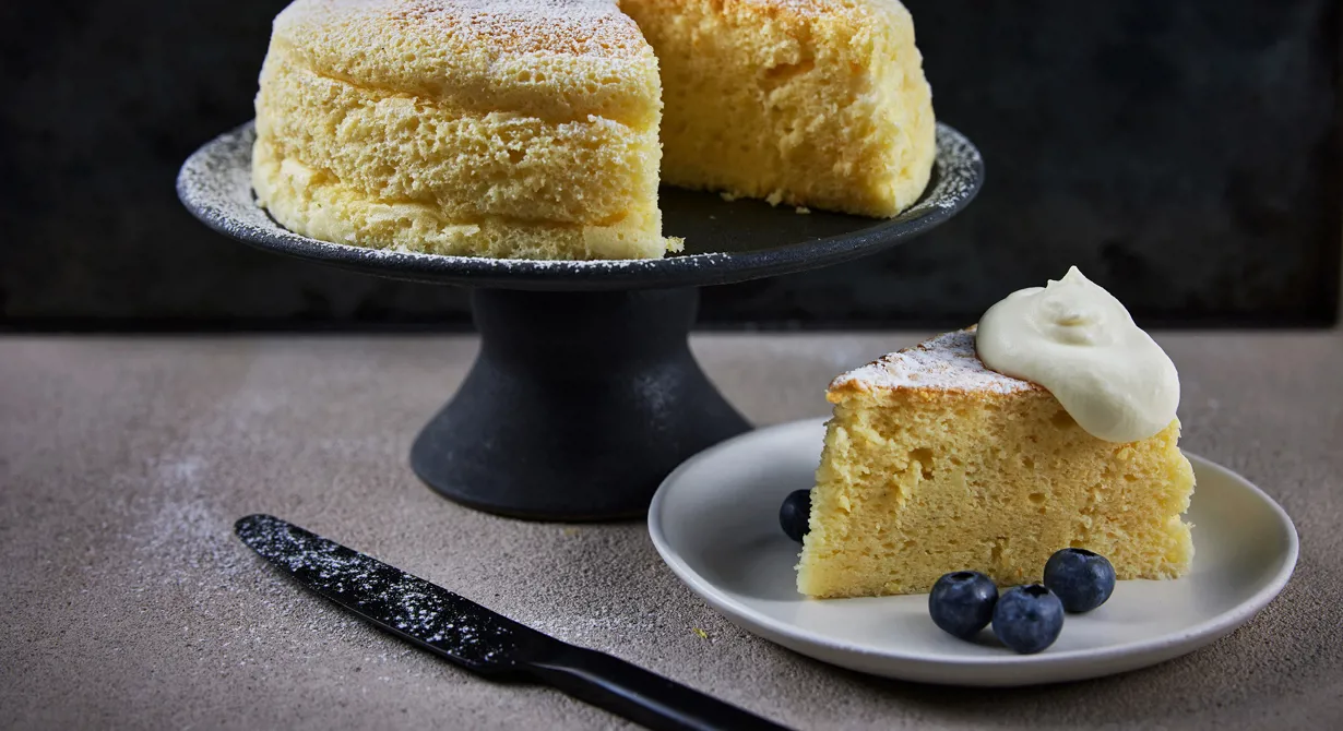 Cotton cheesecake eller Soufflé cheesecake är andra namn på denna fluffiga och lena cheesecake från Japan. Servera med lättvispad grädde och färska bär.