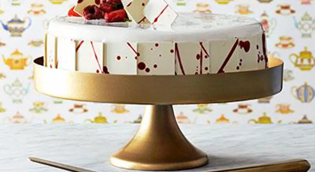 En elegant tårta som är skapad inför Arlas jubileum. Fyllningen med vit choklad och crème fraiche har perfekt balans mellan sötma och syrlighet och är ljuvligt krämig. En tårta som passar för både små och stora jubilarer!
