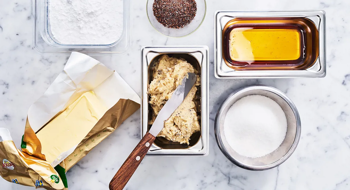 Kardemummabullen är en storsäljare på konditorier och bagerier runt om i Sverige, hack i häl på den klassiska kanelbullen. Fyll vetedegen med en smakrik remons på smör, socker och kardemumma.