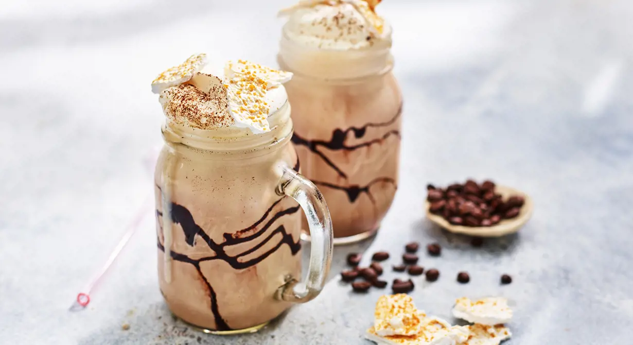 En kaffemilkshake extra allt! Chokladsås ringlas i glaset, vaniljmilkshake blandas med espresso och toppas med vispad grädde och marängflarn. En kaffeshake som passar på menyn året om!