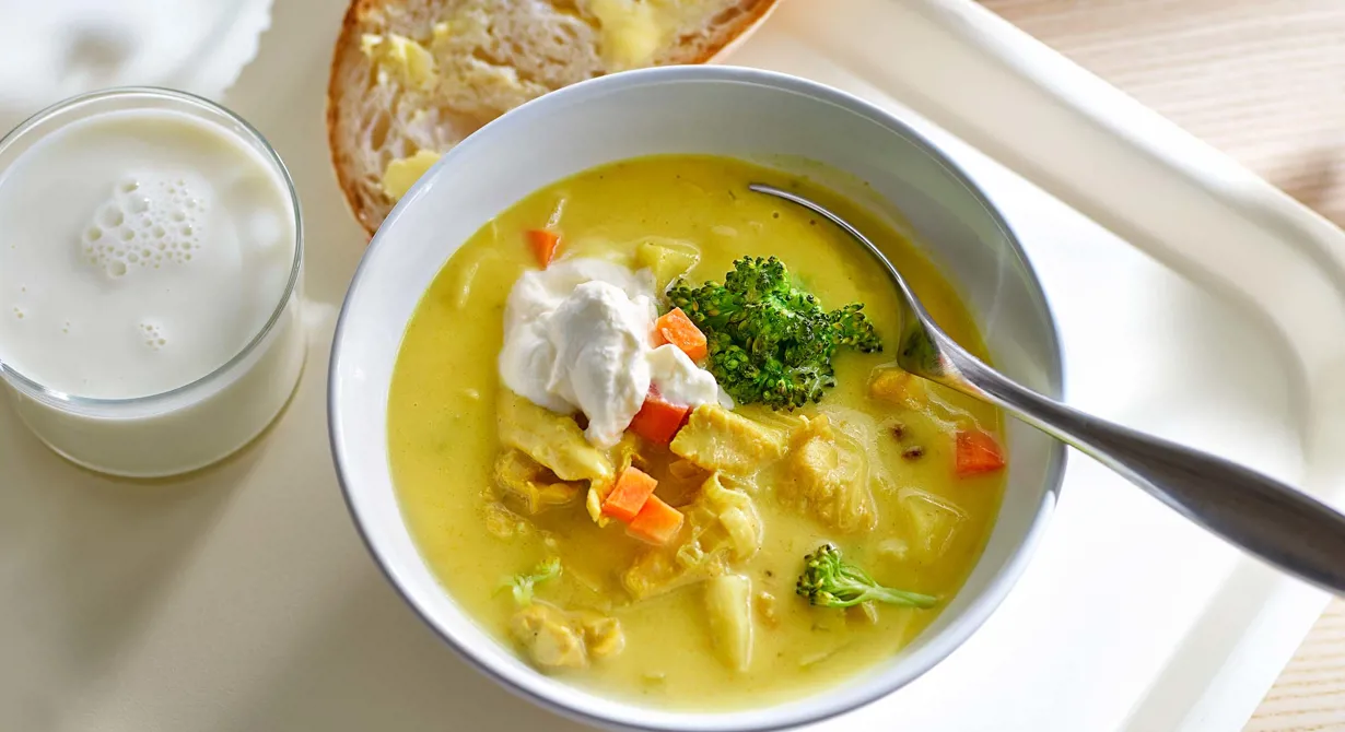 En matig soppa med fina färger där grönsakerna syns tydligt. Viktigt är att vispa crème fraiche-klicken med färskost hårt så att den håller formen.  Ett nybakat bröd blir gott vid sidan om.