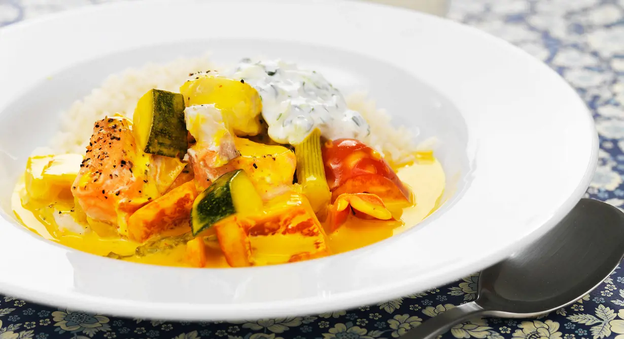 Den lättlagade grytan med fisk, grönsaker, kryddor och grädde, toppad med basilikatsatsiki, är en stor favorit i Annerstaskolan.