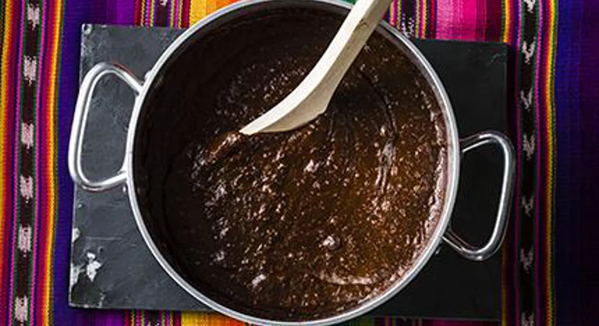 Den mest kända såsen i dagens Mexiko. Grunden är torkade chilifrukter med en komplex kryddblandning och mörk choklad. En mustig sås med en lång, lite bitter eftersmak från chokladen.