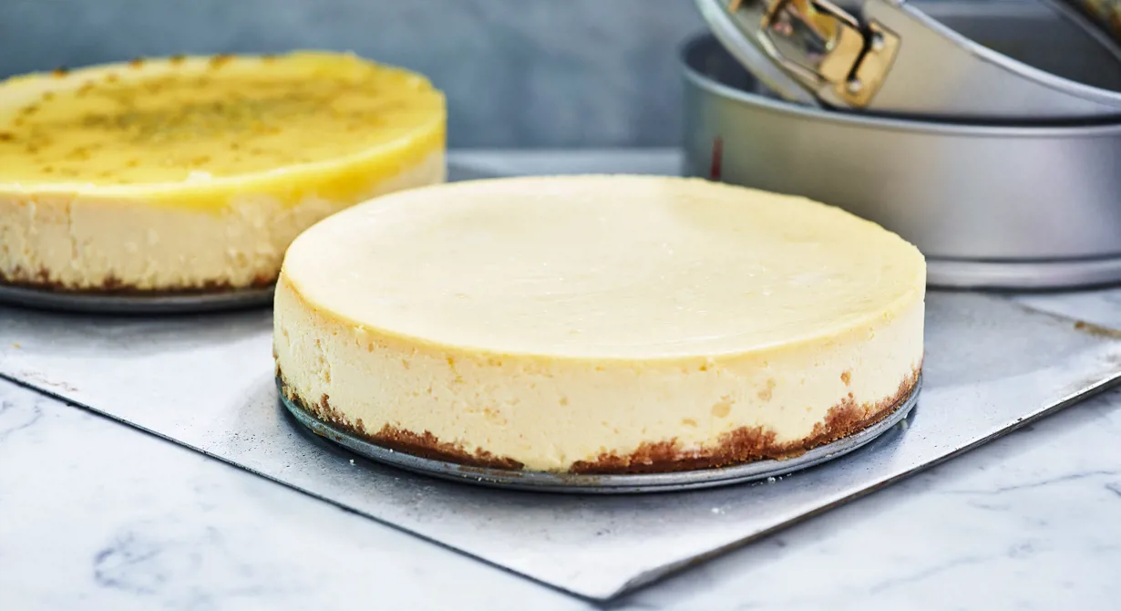 En äkta New York cheesecake har en krämig fyllning. Då är det viktigt att färskost och ägg är rumstempererade vid tillagningen och att den gräddas på låg ugnstemperatur. Kraftiga temperaturskiftningar kan göra att den spricker.