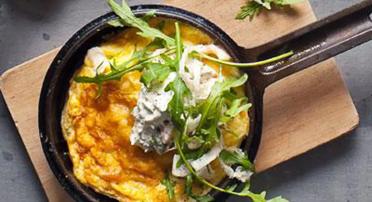 Små, varma omeletter i trevliga portionspannor. En klassisk kombo med lax, färskost och pepparrot.