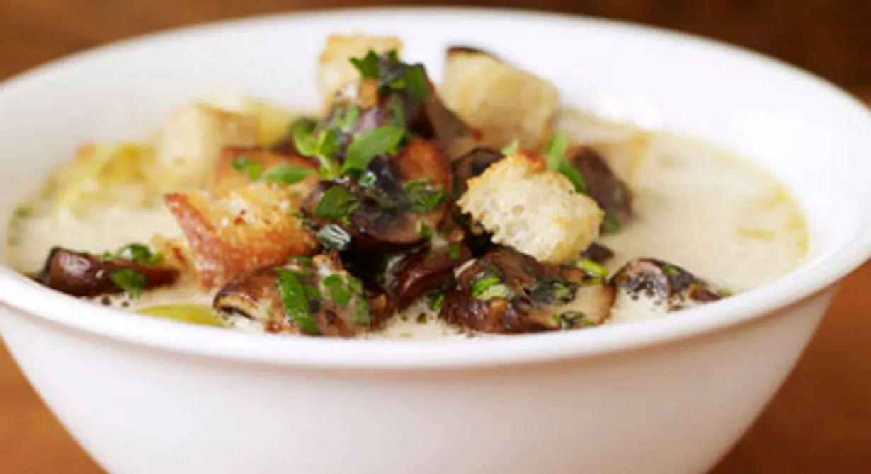Matig vegetarisk soppa med potatis och svamp som får skjuts av ostcrème, örter och vitlök.