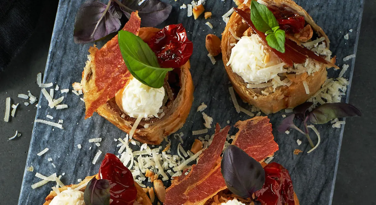 Härliga italienska smaker i en munsbit eller litet tilltugg som uppskattas av gästerna. Ostens tydliga sälta och ton av umami blir en krydda som även förstärker smaken i crèmen.