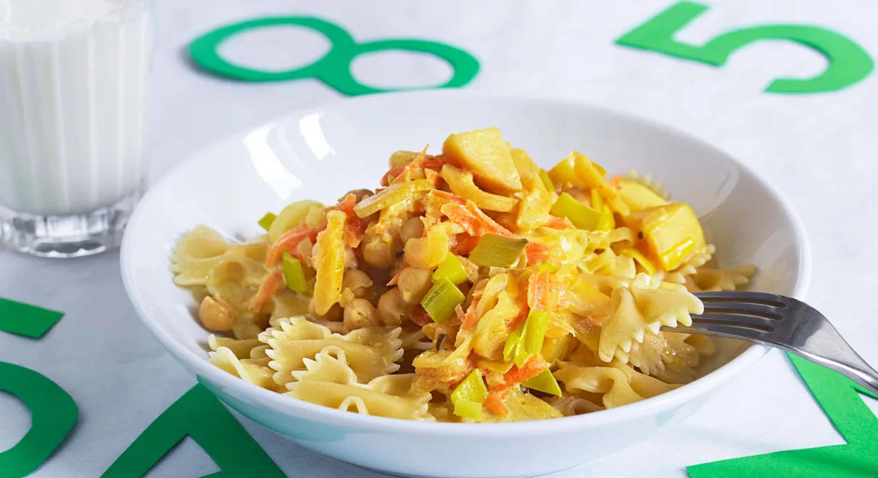 Curry är en krydda som barnen tycker mycket om. Den här pastasåsen har dessutom en frisk sötma från finhackade äpplen och aprikoser.