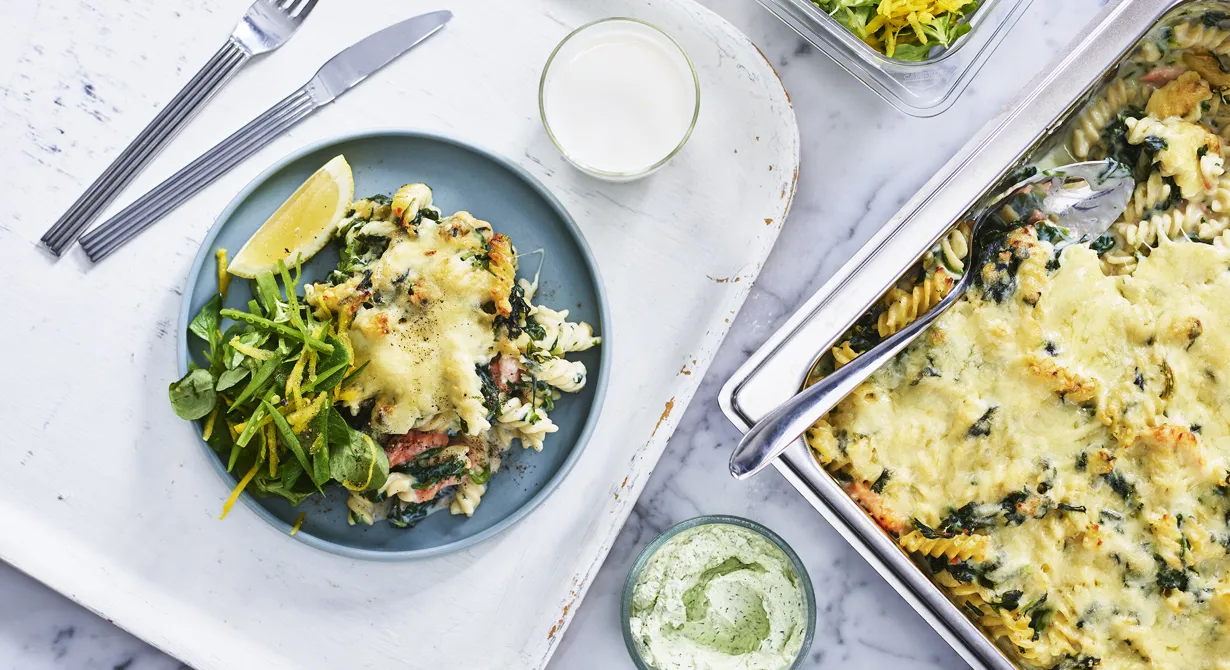 Pastagratäng med lax och spenat - Recept för matbranschen & skola ...
