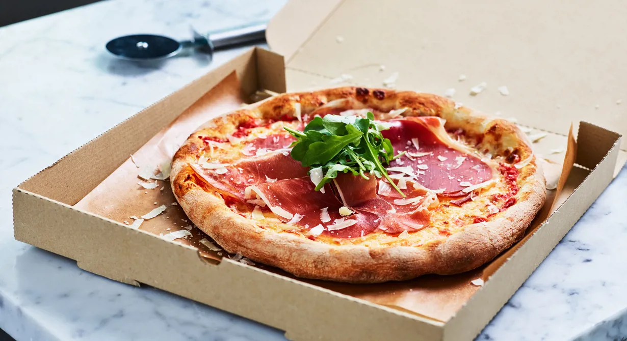 Klassisk pizza med tomat, mozzarella och parmaskinka, som läggs på efter gräddning. Arla®Pro Mozzarella fungerar utmärkt på pizzan då den smälter långsamt i höga temperaturer samt inte släpper så mycket vätska.tester