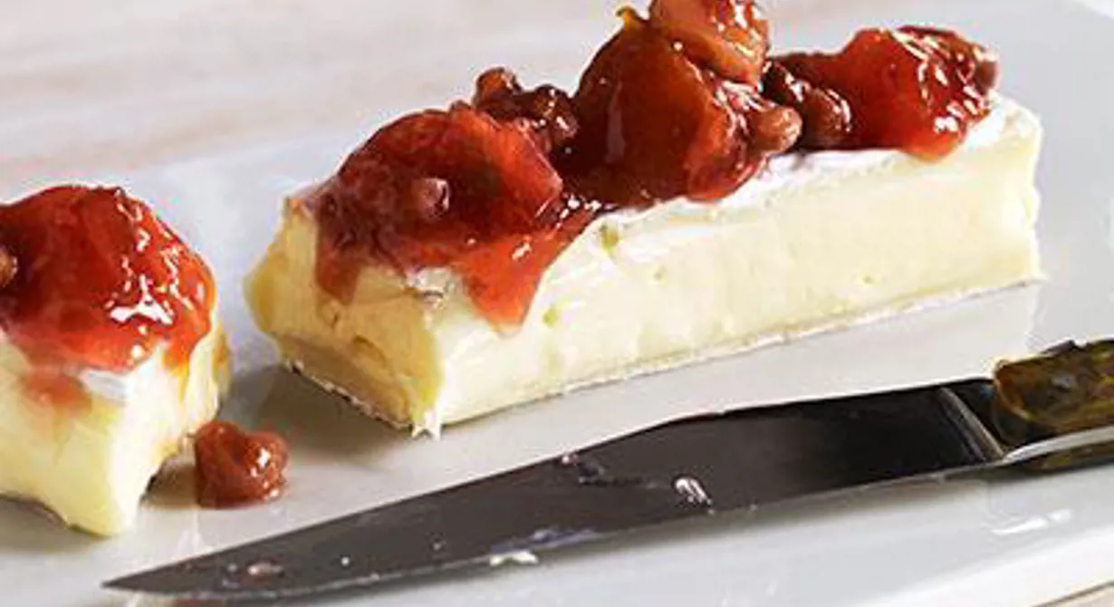 Plommon och valnötter gifter sig fint till många olika sorters ostar. Servera den här plommonmarmeladen som tillbehör på ostbrickan eller servera på julbordets ostservering.