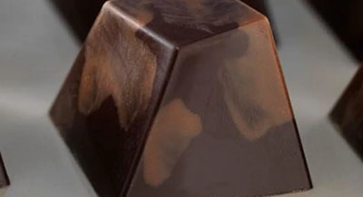 Schweizernöt på Marias vis - en mjölkchokladtryffel med rostade hasselnötter och hasselnötslikör.