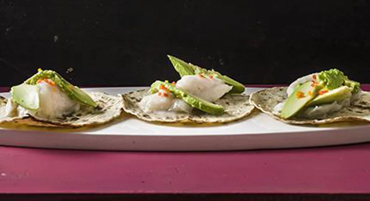 I Mexiko delar ofta gästerna på en helgrillad fisk som de plockar bitar av till sina tacos. Thomas smörbakade kummel med härlig smak av vitlök passar fint på en tortilla. Gärna ihop med nötig avokado och en habanero­dressing med bett.