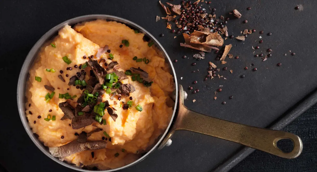 Sötpotatispuré passar till många rätter på menyn. Gärna till rätter med t ex chilihetta, lime eller vitost. Ta tillvara på potatisskalet och rosta i ugnen med quinoa, så får du en smakrik och krispig topping. 