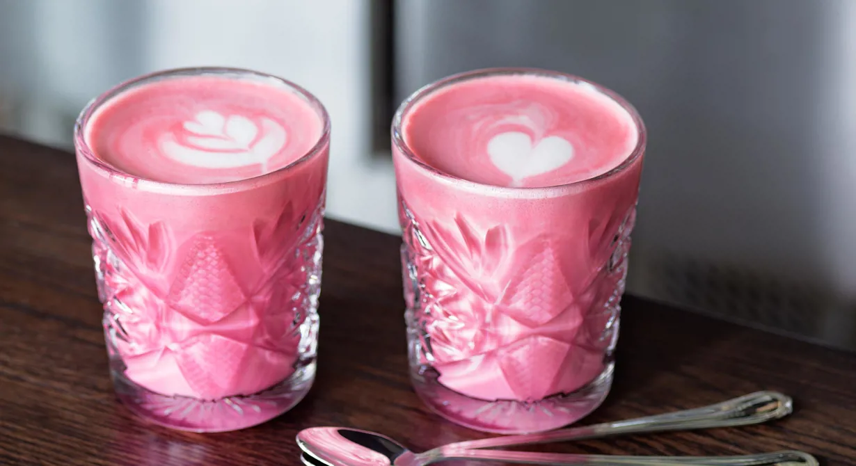 Skumma rödbetspulvret med Latte Art®-mjölken. Det ger ett lite sötsyrligt och lent skum med vacker färg. En perfekt pick-me-up smaksatt med t ex lite ingefära och varför inte ett hjärta i skummet.