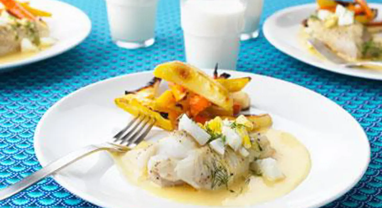 Fiskelycka i skolrestaurangen! Torsk med äggsås i ny toppning, färgglada grönsaker och goda klassiska smaker väcker aptiten hos både stora och små.