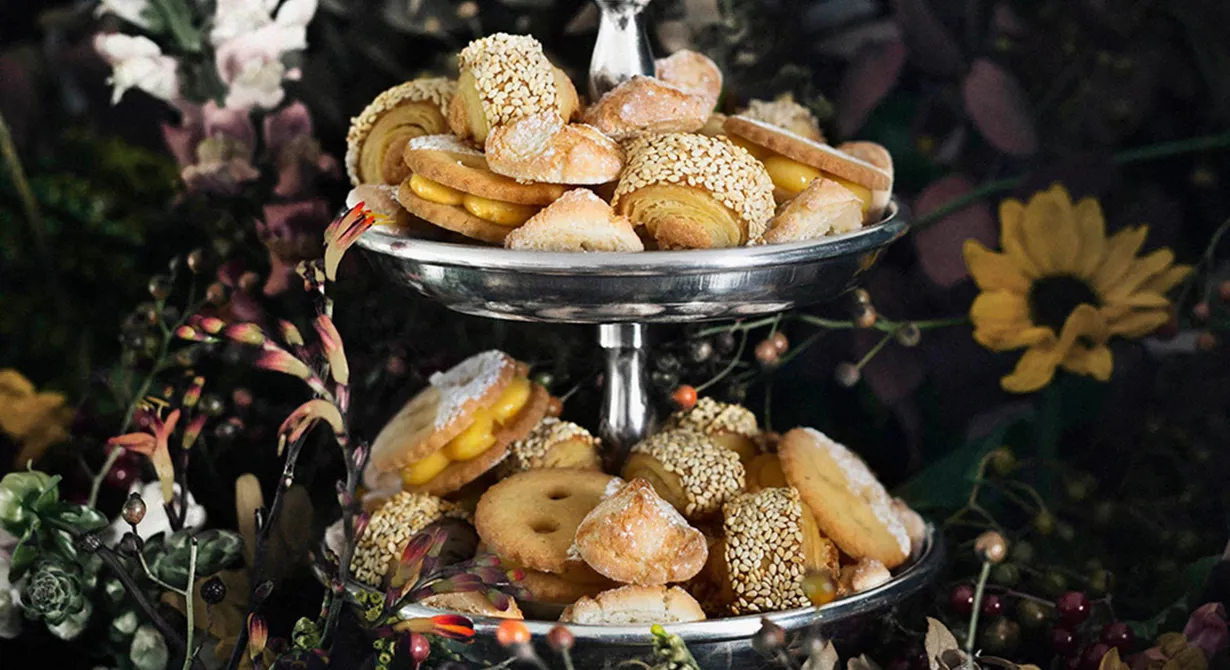 Sju sorters kakor är en svensk klassiker från 1800-talets mitt. Men alla traditioner mår bra av att följa med sin tid. Här presenterar vi tre trendiga småkakor: milanokakor, amarettikakor och linzerögon. 