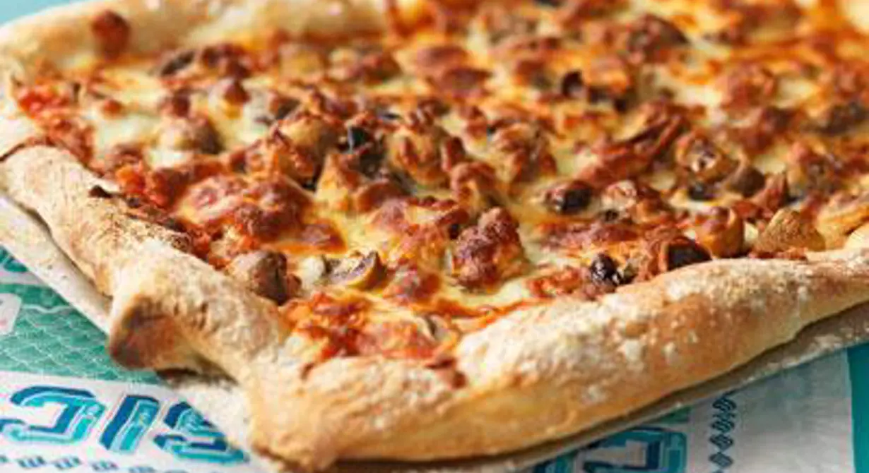 Välkända rätter får eleverna att våga prova vegetariskt. En busgod pizza med seg botten och knapriga kanter, toppad med nyttiga linser, tomater, oliver och ost tackar ingen nej till.