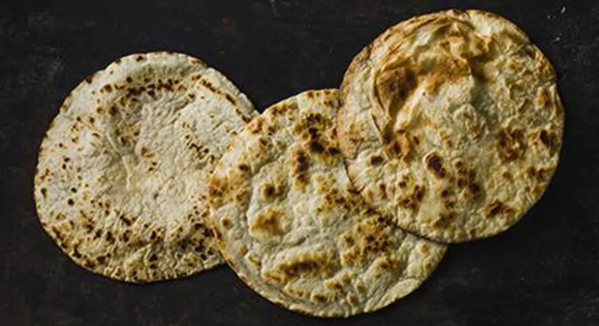 I de norra delarna av Mexiko är det vanligt med tortillabröd bakade på vete. Tänk alltid på att lägga de tunna, runda bröden på en fuktig handduk. Då är de fortfarande mjuka och form­bara vid servering.